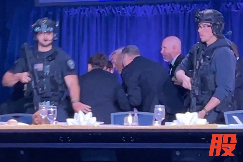 特朗普在枪击事件发生后被互送离开现场